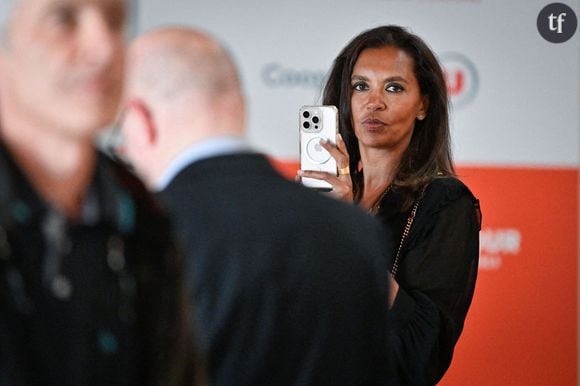 "Obscène", "hyper déplacé" : Karine Le Marchand se fait embrasser les seins en pleine cérémonie, et ces images sont très controversées