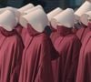 The Testaments, la série sequel à The Handmaid’s Tale se dévoile en images. Découvrez les premières infos sur ce nouveau projet qui sortira au printemps 2026 sur Disney+.