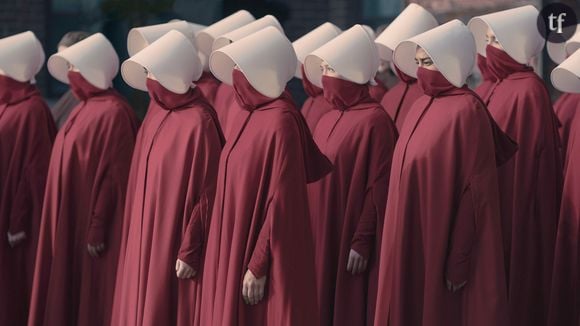 The Testaments, la série sequel à The Handmaid’s Tale se dévoile en images. Découvrez les premières infos sur ce nouveau projet qui sortira au printemps 2026 sur Disney+.