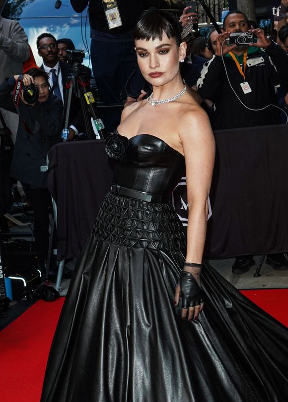 "Hot", "Wow", "Beauté", "J'adore", "Reine", "Quelle beauté", se réjouissent les férus de clichés feel good sur Instagram.