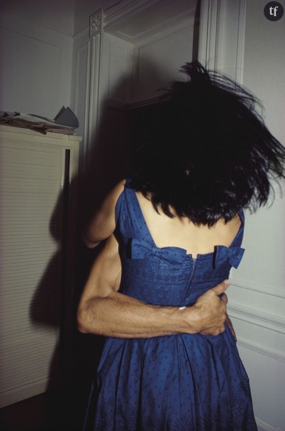 Au croisement du cinéma, de la photo, de l’art contemporain, et de la performance, l’art de Nan Goldin est surtout sensoriel : il prend aux tripes, il fait chavirer le cœur. Très visuel, mais aussi très sonore, il a été pensé pour te sidérer.