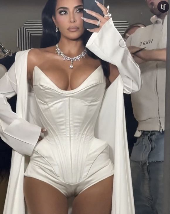 Ce sex symbol des années 80, et actrice insaisissable autant que vénéneuse, ne se tarit guère d'éloges concernant Kim Kardashian, l'unique Kim K. Mais pourquoi célébrer autant la superstar actuellement en plein procès ?