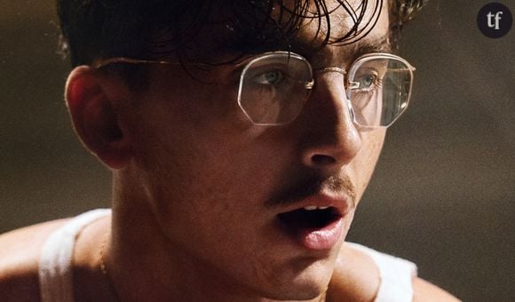 Alors, pourquoi ça marche ? 

Car justement, ce film, qui se joue des codes des récits sportifs, comme des biographies filmiques (autrement dit : des films à la gloire des hommes, tout simplement), et des feel good movies, parvient au gré de ses plans et de ses dialogues lourds de sens à étriller ce stéréotype de mec absolument toxique, notamment à travers un procédé narratif et formel très immersif, et intéressant émotionnellement : pénétrer à l’intérieur de sa tête, et des histoires que brode ce faux héros.