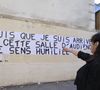 Littéralement : "Réveille-moi avant de partir". Dans le cadre d'une affaire impliquant les viols sous soumission chimique de Gisèle Pelicot par Dominique Pelicot et des dizaines d'agresseurs sexuels. Nadia El Bouroumi avait également scandalisé par certaines déclarations. Comme sa remise en question du consentement de Gisèle Pelicot, suggérant l'espace d'une vidéo diffusée sur ses réseaux sociaux : "On a diffusé des photos de Madame dans des positions qui, effectivement... posaient problème, puisque depuis quelques jours, elle nous expliquait que jamais jamais jamais elle n’avait participé à quoi que ce soit !".
