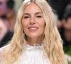 Sienna Miller, légende hollywoodienne, dénonce le sexisme que subissent les femmes qui deviennent mamans à 40 ans - et plus. Alors que messieurs De Niro et Pacino, octogénaires, revendiquent fièrement leur nouvelle progéniture...