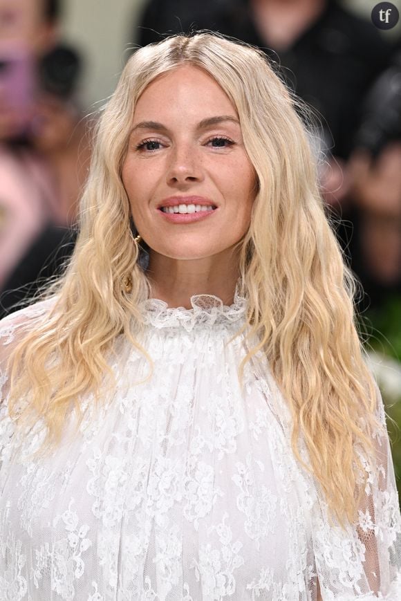 Sienna Miller, légende hollywoodienne, dénonce le sexisme que subissent les femmes qui deviennent mamans à 40 ans - et plus. Alors que messieurs De Niro et Pacino, octogénaires, revendiquent fièrement leur nouvelle progéniture...