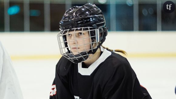 En salles dès ce 30 octobre, “Rivière” est une belle curiosité venue de Suisse. Une jeune fille en quête de père y dévoile ses aptitudes de hockeyeuse et découvre la sororité.