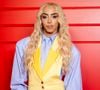 Bilal Hassani assume sa condition d’artiste racisé et queer face à l’ire des racistes et des homophobes. Victime de cyber harcèlement, n’hésitant pas à tourner en dérision les commentaires des “haters” véhéments, le jeune homme transforme cette haine en force. Et représente à lui seul quantité de personnes discriminées en France, et ailleurs.