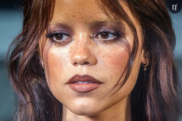 L'expression qui revient le plus est celle qui l'appelle "la reine de Mayhem". Le mot désigne une perturbation violente et bruyante, le chaos. C'est aussi le nom du dernier album de Lady Gaga et de sa 8e tournée de concert, le Mayhem Ball, au cours duquel Jenna Ortega a signé une apparition sur scène.