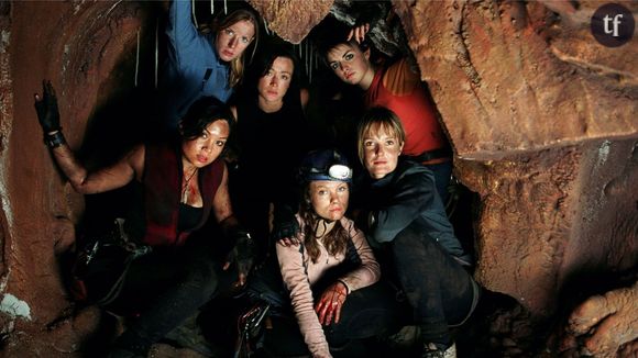 The Descent, c'est donc l'histoire de quelques amies, dont une protagoniste particulièrement vulnérable psychologiquement (pour une raison que nous ne spoilerons pas) qui se lancent en mode spéléologie au sein de vastes grottes... Et rencontreront dans les entrailles de la terre d'inattendus antagonistes. Le mot est faible. Le choc, indéniable.