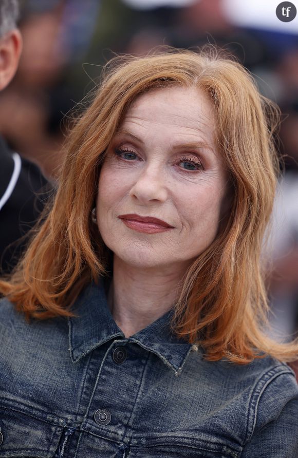 Tenue hyper resserrée au col, noir implacable, lunettes de mouche, parade de diva... Isabelle Huppert défraie comme toujours la chronique fashion.