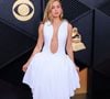 Invitée de la 68e cérémonie des Grammy Awards, Addison Rae a arpenté le tapis rouge dans une robe blanche signée Alaïa, rappelant celle portée par Marilyn Monroe plus de 70 ans plus tôt.