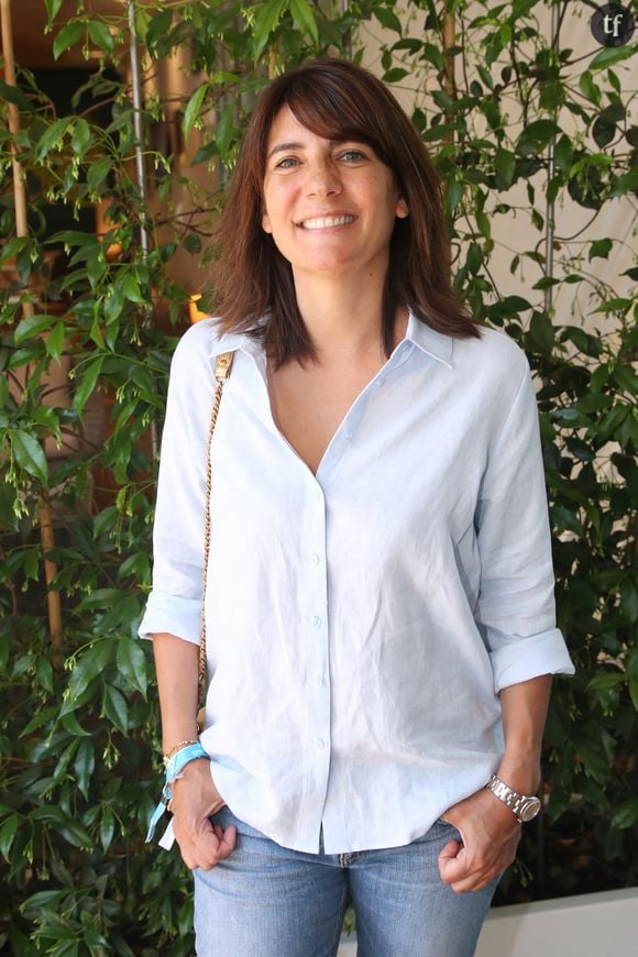 "Je me suis demandée, il n’y a pas longtemps, quand il y a eu ce rapport sur le sexisme, je me suis dit mais en fait : 'D’où je m’habitue à ça, aux insultes hallucinantes qui sont la plupart du temps sexuelles effectivement ?'. Ça a toujours été les mêmes insultes. [...] On ne devrait pas s’habituer, je me désole moi-même de m’habituer à ça", détaille abondamment la personnalité télévisuelle avec une prose qui sent beaucoup trop le vécu. "Moi j’évite de regarder les commentaires sur les réseaux sociaux mais c’est aussi parce que je vais avoir 50 ans, je commence à être habituée".