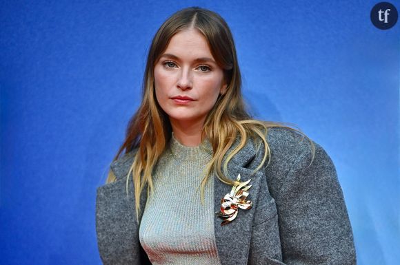 Révélée dans la série à succès Emily in Paris, Camille Razat a poursuivi sa route avec brio, se distinguant notamment dans Les Choses humaines, Mastemah et Prodigieuses. À l'affiche de la série criminelle Les disparues de la gare sur Disney+ et prochainement de la série Nero sur Netflix, la comédienne de 31 ans s'illustre aussi bien dans le cinéma que dans la mode. La jeune femme est très vite devenue la it girl que toutes les marques s'arrachent. Invitée dans Clique le 7 octobre aux côtés d'Alice Vaillant pour parler de ses derniers projets, elle s'est confiée sans filtre à Mouloud Achour sur le milieu toxique de la mode.