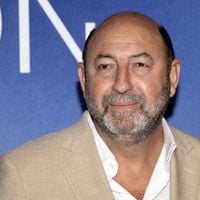 “L’argent rend beau”, “la belle et la bête” : Kad Merad critiqué sur son physique, les misogynes accusent sa compagne d’être vénale