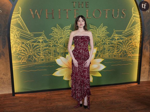 A 30 ans, Aimee Lou Wood est déjà l'icône de toute une génération. La révélation de Sex Education et The White Lotus inspire quantité de jeunes femmes de par son humour, son attitude décomplexée, son naturel et son rapport libérateur... A son propre corps. Notamment ses dents. La comédienne possède désormais le diastème le plus viral : sa dentition "imparfaite" est abondamment commentée, et saluée, à travers le monde.