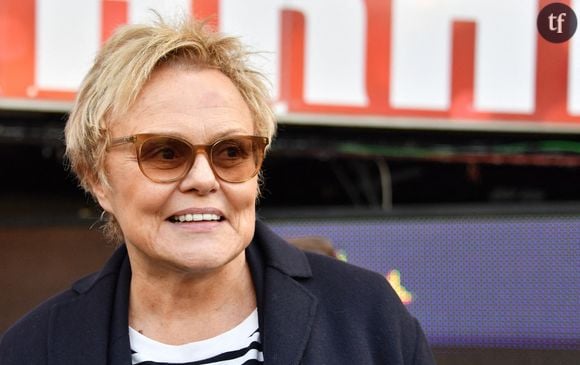 Frédéric Lopez est revenu sur une séquence culte de Rendez vous en terre inconnue : Muriel Robin se dévoilant topless, retirant contre toute attente ses vêtements en signe de communion culturelle auprès de femmes étrangères. Osé et touchant.