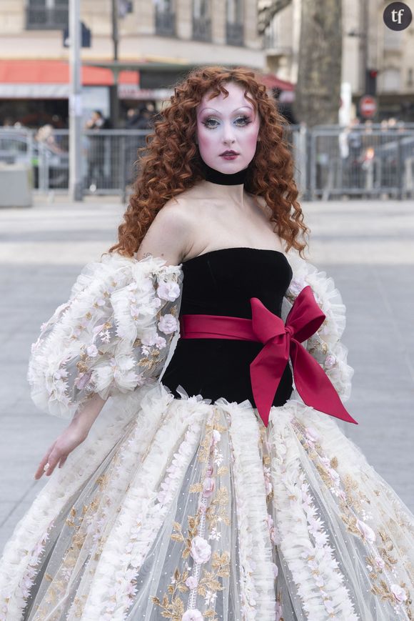 "J'observe des comportements de prédateur déguisés en agissements de "superfans"... Je me fiche que vous m'estimiez égoïste parce que je refuse une photo ou un câlin. Tout cela n'est pas normal, tout cela est bizarre. Je ne les accepte pas. Car si vous voyez une femme lambda dans la rue, crieriez-vous sur elle à la fenêtre de sa voiture ?", poursuit Chappell Roan, le phénomène pop dans un discours qui parle beaucoup de santé mentale.