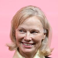 "On dirait une grand-mère" : sans maquillage, Pamela Anderson ose un nouveau look et reçoit une vague de critiques âgistes