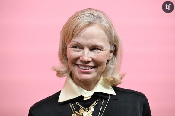 "On dirait une grand-mère" : sans maquillage, Pamela Anderson ose un nouveau look et reçoit une vague de critiques âgistes