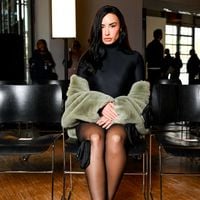 "Elle est trop bizarre on dirait un homme" : ce sex symbol se dévoile en body à la Fashion Week, mais les internautes critiquent son physique