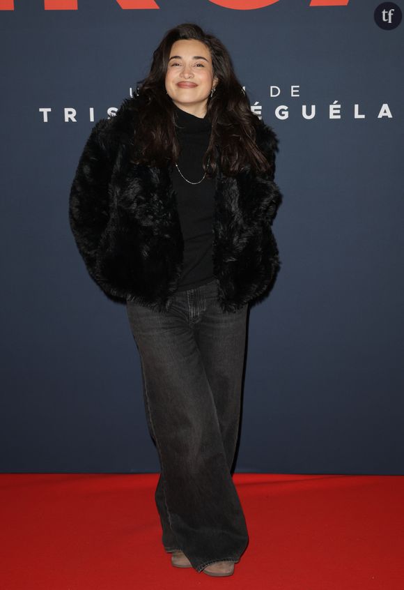 Ce look est sulfureux aux yeux de certains ? Qu’ils retournent à leur quotidien : l’artiste célèbre son aura et érige cette robe sexy en première vignette de cette galerie très élégante à retrouver en bas de cet article.