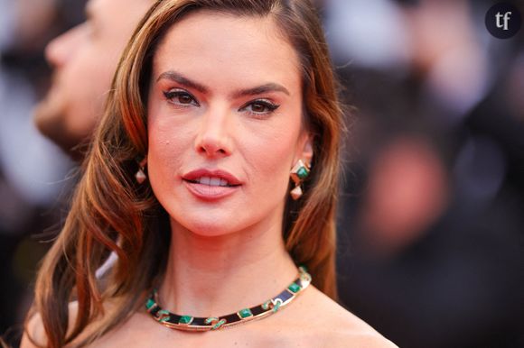 "Elle est enceinte ?", "elle est vieille" : à 44 ans, Alessandra Ambrosio s'affiche en bikini et se fait bodyshamer