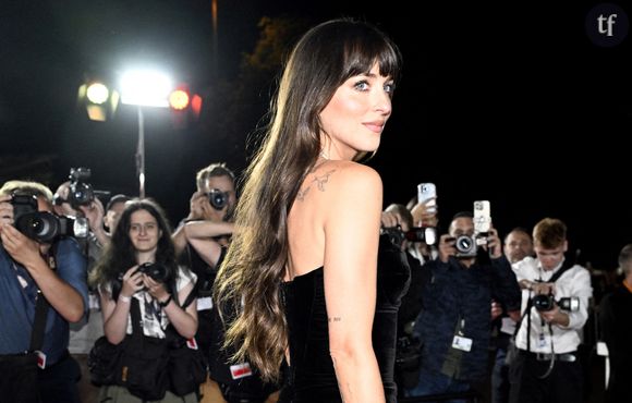"On peut arrêter de normaliser la vulgarité ?" : Dakota Johnson se dévoile en naked dress et s’attire les critiques