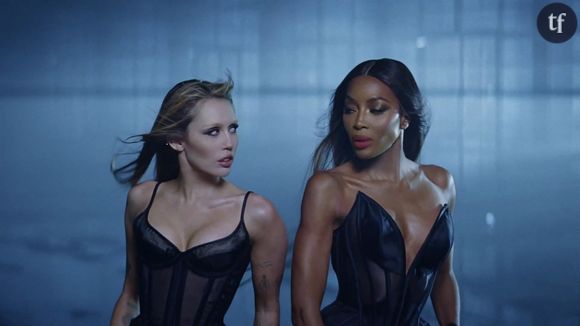 Il faut dire que le clip monte en puissance au fil de la musique et termine en beauté avec Miley Cyrus qui se lance dans son meilleur catwalk aux côtés de la supermodel. Elles finissent par taper la pose, chacune en body échancré ultra sexy. Une vidéo qui nous rappelle les moments les plus iconiques des vidéos pop.