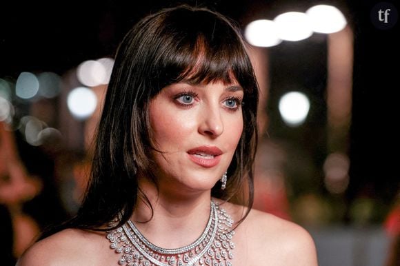 "Aucun homme ne la mérite" : Dakota Johnson sublime et glamour en robe maxi décolleté, elle rend fous les internautes