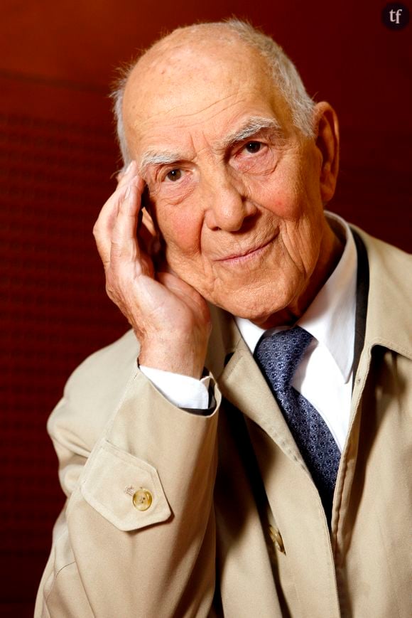 Sur les images à retrouver ci-dessous, relayées par l'INA, on voit la regrettée Catherine Ceylac, intervieweuse de légende, cuisiner Stephane Hessel. A la première question "Que regardez-vous en premier chez une femme ?", son interlocuteur lui rétorque du tac au tac : "Les seins !". Au moins, on ne peut pas lu reprocher son manque de sincérité ou de spontanéité. Bon, mais bien évidemment, la répartie ne satisfait pas tout le monde.