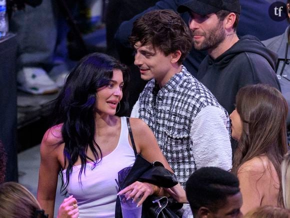 "Super hot" : Kylie Jenner en décolleté vertigineux et cuir rouge, elle met tout le monde d’accord avec son look de Mère Noël sexy