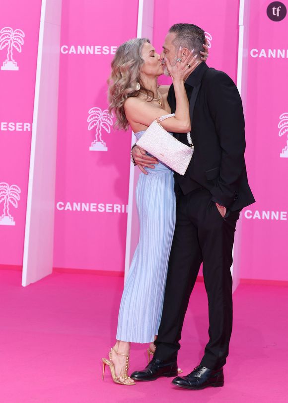 “Je pense que parfois c’est important d’agir comme un homme ! Je l’ai testé avec mes cheveux gris. J’ai vu mon mari passer de ses cheveux bruns à ses cheveux gris et personne n’a fait de commentaires. Il n’a pas perdu de jobs à cause de ça ! Les gens ont même trouvé qu’il était encore plus canon. Du coup, j’ai voulu agir comme un homme dans cette transition. Et la réaction différente que j’ai eue était un peu surprenante, mais ça m’a aussi fait rire”.