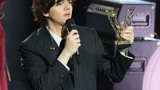 Ce chanteur est harcelé et insulté massivement ? Clara Luciani le choisit pour sa première partie !