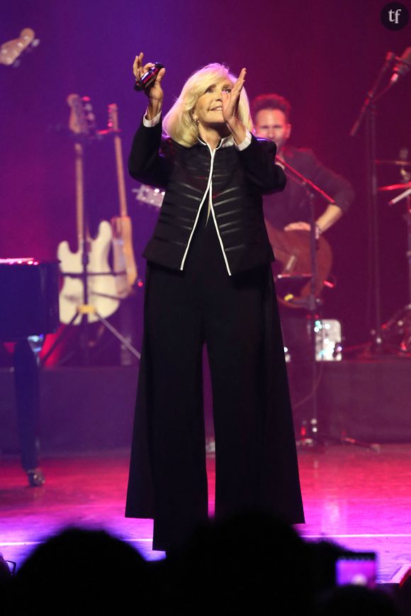 Les internautes réagissent du côté de Gala : "C'est pitoyable", "ça fait presque un demi siècle", "Si elle y croit..mais franchement en amour il y a tellement de naïveté !!!", "Qu'elle n'apprenne jamais qu'il profite d elle...ça serait terrible", "Donc un jour ce fameux Stéphane remportera le magot", "Comme le coup de Brad Pitt avec Anne a bien fonctionné...", "Je n'y crois pas", peut on lire au gré de plus de 200 commentaires pas toujours bienveillants.