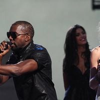 “Lâche l’affaire” : Taylor Swift s’en prend une nouvelle fois à Kanye West en chanson… Et se fait tacler par Internet