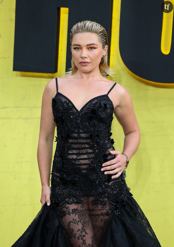 En 2022, l'actrice avait arboré une "naked dress" à Milan, lors du défilé Prada, autrement dit, une robe en transparences, dévoilant en fonction des modèles, les dessous des célébrités qui les portent, ou bien leurs poitrines, ou leurs fesses. C'est une tenue qui n'a jamais été aussi actuelle et tendance. Charli XCX, Paris Hilton, Marion Cotillard, Julia Fox, Camelia Jordana, toutes ces stars et bien plus encore ont toutes défendu leur droit à soutenir l'exubérance de cette "naked dress" qui suscite la controverse par ce qu'elle fait apparaître publiquement.