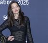 "Super bien gaulée", "Viens juste en soutif et en culotte non ?" : Marion Cotillard dévoile ses sous-vêtements en "naked dress" et réveille les machos