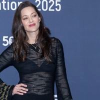 "Super bien gaulée", "Viens juste en soutif et en culotte non ?" : Marion Cotillard dévoile ses sous-vêtements en "naked dress" et réveille les machos