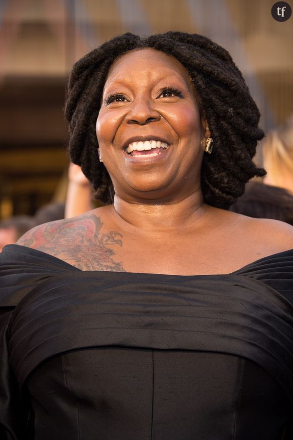 "Jamais de soutif" : Whoopie Goldberg, Jennifer Aniston et Gillian Anderson milite pour la libération des seins en envoyant valser le soutien gorge : "C'est juste trop inconfortable le soutien gorge ! Je n'en porte pas, voilà tout. Je n'ai pas porté de soutien-gorge en fait ces 50 dernières années, si je dois être honnête...". "C'est trop inconfortable, et ça ne me dérange pas qu'ils tombent par terre mes seins ! Ils sont à moi"
