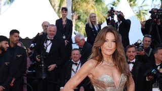 "Contrairement à Carla Bruni, je ne saute pas de repas" : cette personnalité défend "les kilos en trop"