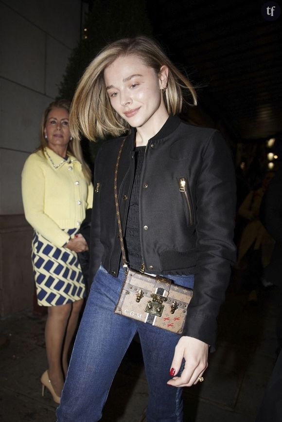 Aux côtés de Elle Fanning, la jeune comédienne fait partie des actrices les plus talentueuses de sa génération. La superstar révélée par Kick Ass, et qui n'a pas échappé au regard de Martin Scorsese (Hugo Cabret) et Tim Burton (Dark Shadows) n'est pas simplement saluée pour son aura d'interprète. Elle importe aussi énormément aux yeux d'une communauté : la culture LGBTQ, et plus précisément, lesbienne.