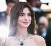Comédienne reconnue, déjà nommée (et lauréate) aux Oscars, capable de la comédie romantique mainstream comme du film indé salué par la critique (Colossal, Rachel se marie), Anne Hathaway demeure également pour beaucoup... Une égérie fashion. C'est d'ailleurs dans le cadre du défilé automne 2025 de la maison Ralph Lauren a de nouveau brillé de mille feux.