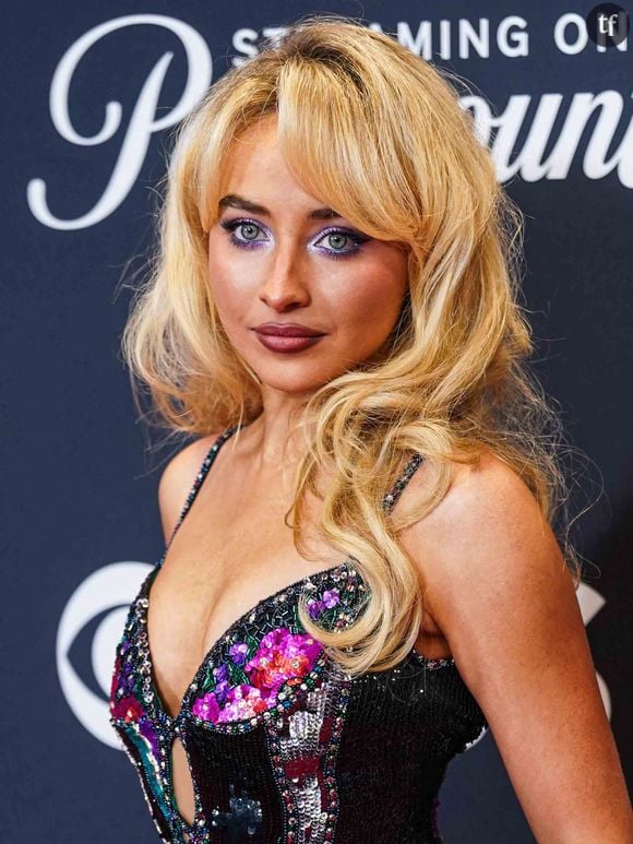 Sabrina Carpenter chante en petite culotte au SNL et relaie sur ses réseaux sociaux quelques selfies en sous-vêtements.