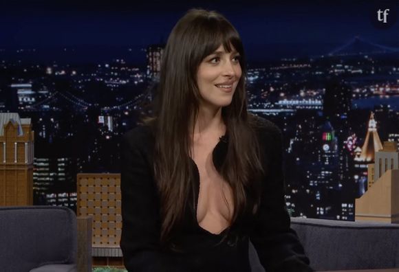 "Il y a une certaine préparation à prendre en compte quand on se dénude", a ajouté Dakota Johnson auprès d'Amy Poelher, toute ouïe. "Je veux clairement me sentir bien dans mon corps si je le montre à tout le monde. Ma mère m'a appris à être fière de mon corps et à l'aimer, elle était très honnête et ouverte sur les questions liées au corps, comme mes règles"