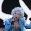 "Vieille et dégueu" : cette chanteuse culte de 71 ans victime d'attaques sur son physique