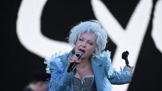 "Vieille et dégueu" : cette chanteuse culte de 71 ans victime d'attaques sur son physique