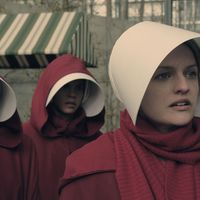 "Exemplaires brûlés en public" : ce chef d'oeuvre de la littérature féministe (et série à succès) interdit au Canada, son autrice réagit à la censure misogyne