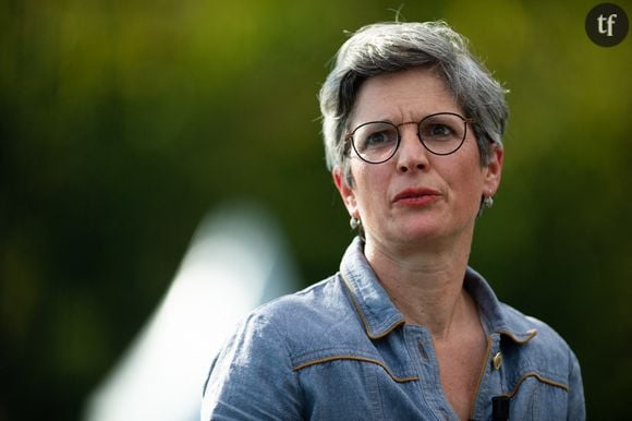 Généralement, cette conception de la politique comme d’une entité qui ne suscite pas la confiance est, pour certains internautes, les plus véhéments, une excuse pour faire la part belle à l’insulte, surtout quand elle est délibérément sexiste. Le sexisme systémique, qui prévaut en politique, se décline volontiers de la part des citoyens à l’égard de leurs représentantes. Le patriarcat forme finalement une boucle. 

Et ce sont souvent les mêmes qui en font les frais : les femmes.