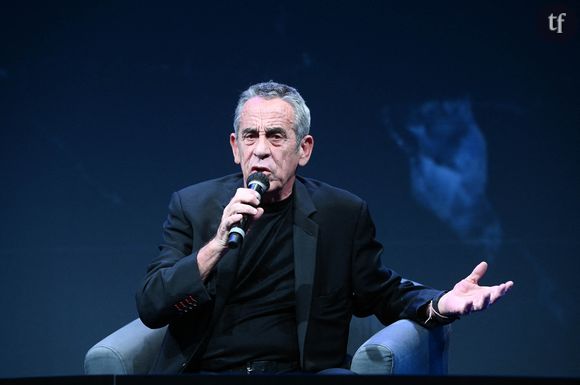 A Télé Loisirs, la tête d'affiche de Tout le monde en parle et Salut les terriens avait le mois dernier rhabillé pour l'hiver son acolyte de toujours, Laurent Baffie. En réaction au récent mea culpa d'icelui : l'humoriste s'était excusé pour les vannes les plus limite-limite de feu "TLMEP". Y allant de son introspection face à une Léa Salamé étonnée, sur le plateau de Quelle époque ! : "C'était le reflet d’une époque où on était plus sexistes, machistes et cons..."